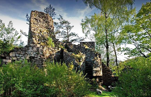 U Nás Vápenná Ruin in Račí Údolí / Zřícenina v Račím Údolí