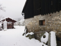 Side of the barn / Bok stodoly